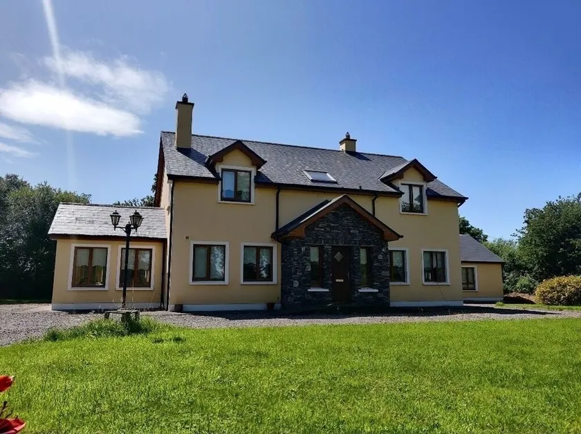 Haus in schöner Landschaft mit einem spektakulären Blick auf die Berge - Image 1