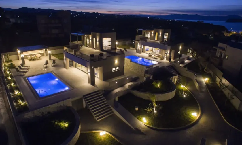 New Lux villa★Sauna & Jacuzzi★2 Private Heated Pool★ 24sleeps★Walk to everything - Image 1