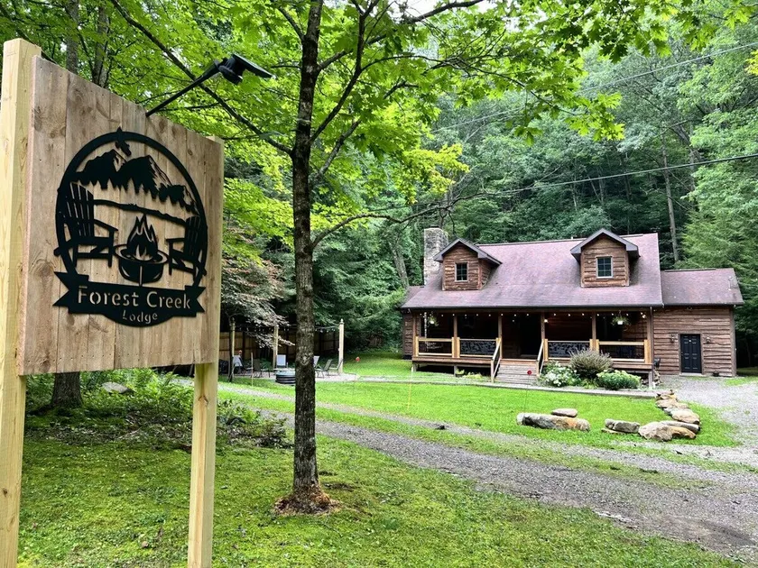 Autumn Escape Forest Creek Lodge Sleeps 10, 3BR 2BA · Hot Tub Fire Pit Fireplace - Image 1