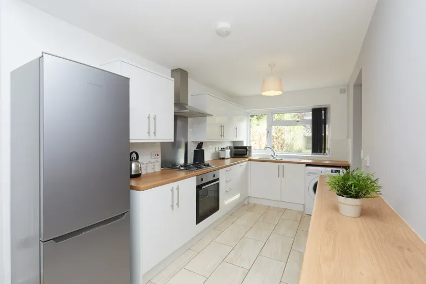 2 Bed Derby House- Parking - Rolls Royce - Image 1