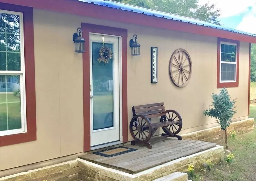 Wagon Wheel Cottage 10 Miles from Silos, Magnolia & Baylor - Image 1
