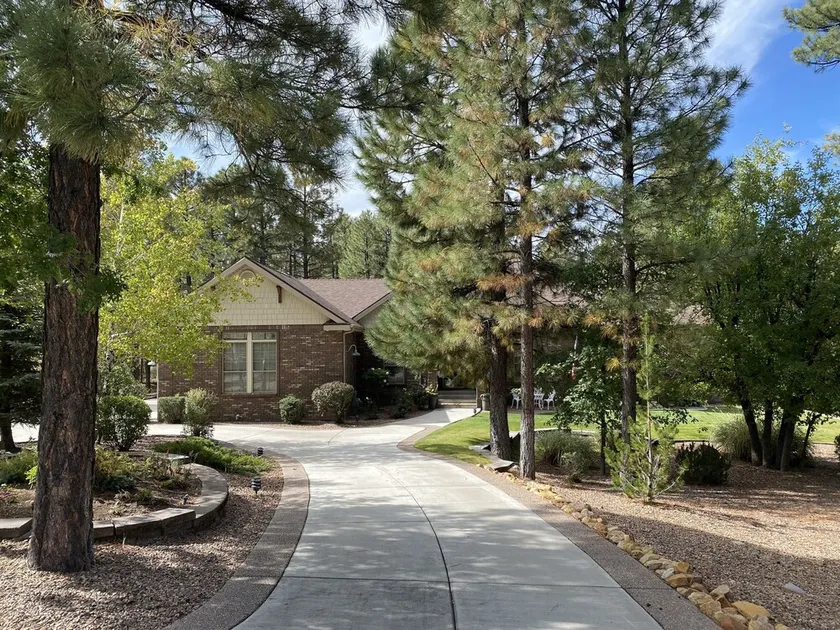Family Getaway in the Pines - Image 1