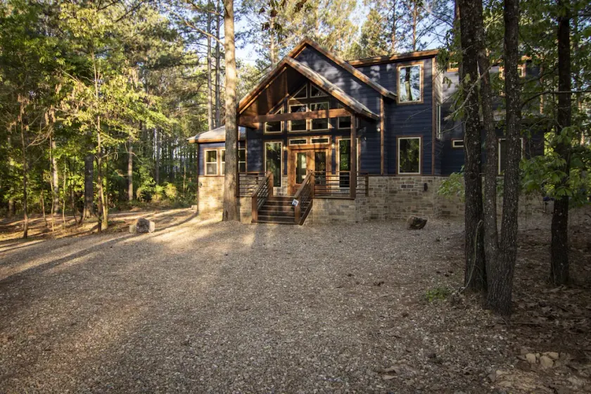 Family Retreat 2 King suites sleeps 12, Fire Pit, Hot Tub, Arcade+Bunk Room - Image 1