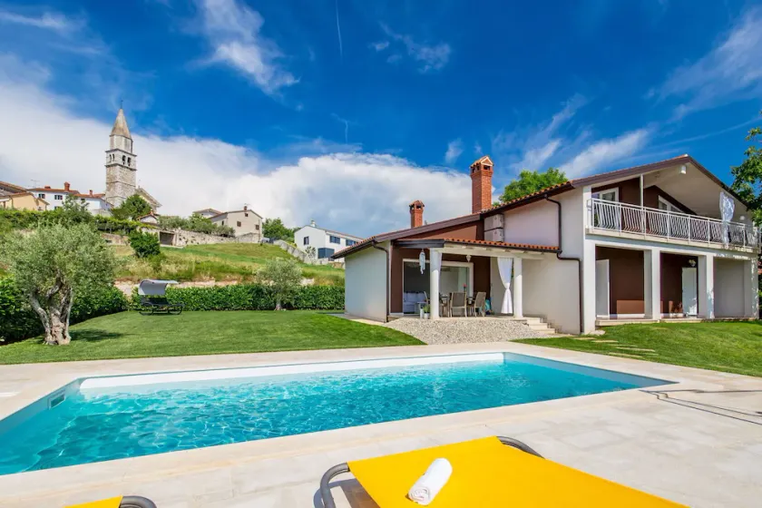 Holiday Home Cherry Hill with Pool - Image 1