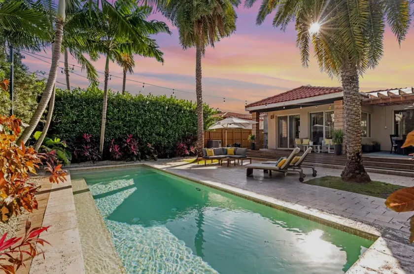 SOUTH BEACH OASIS WITH PRIVATE POOL & FREE PARKING - Image 1