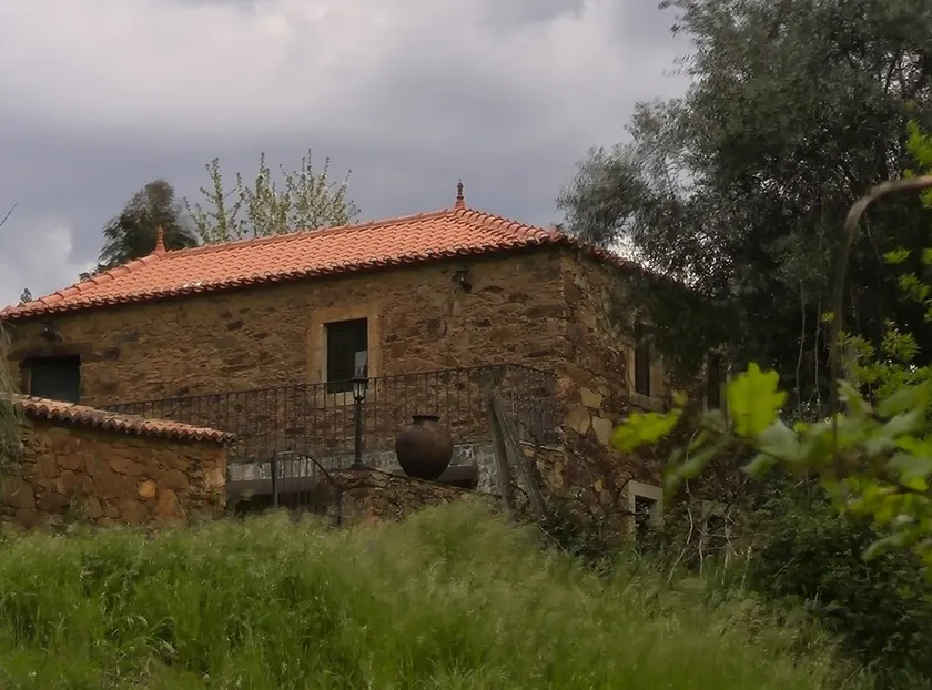 casa-ahs.pt A restored schist house on the Mega Fundeira river beach. - Image 1
