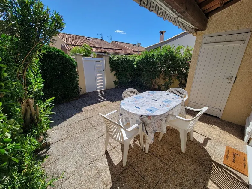 villa 3 chambres 6 couchages petite terrasse dans residence securisee avec piscine commune 400m de l - Image 1