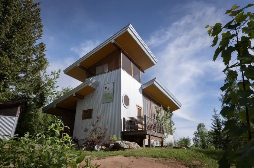 Tin Poppy Cabin: Solar-Powered Off-Grid Forest Stay with Wi-Fi & Private Trails. - Image 1