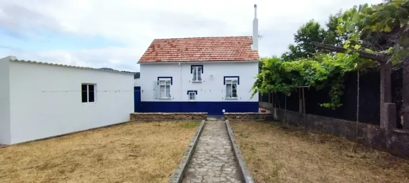 RUSTIC HOUSE NEXT TO THE SEA. - Image 1