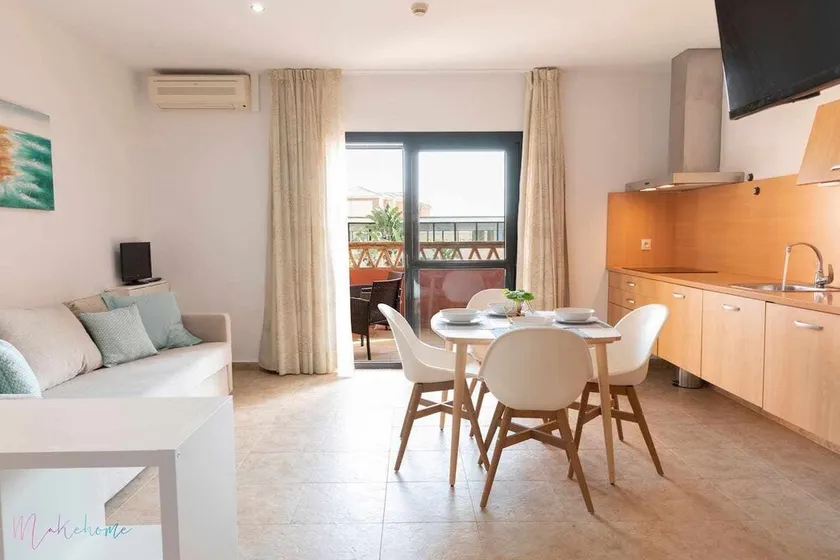 Apartamento junto a la playa con piscina y parking - Image 1