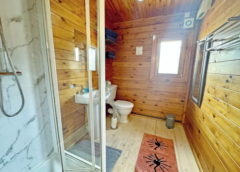 Comfortable lodge that sleeps four people, ideal for families. - Image 1