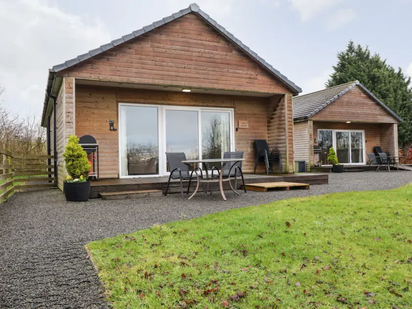 OAK LODGE, character holiday cottage, with a garden in Goosnargh - Image 1