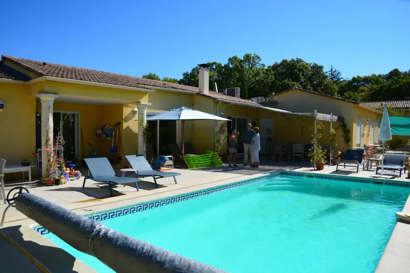 Comfortable villa, heated pool in a quiet area, excluding subdivision - Image 1