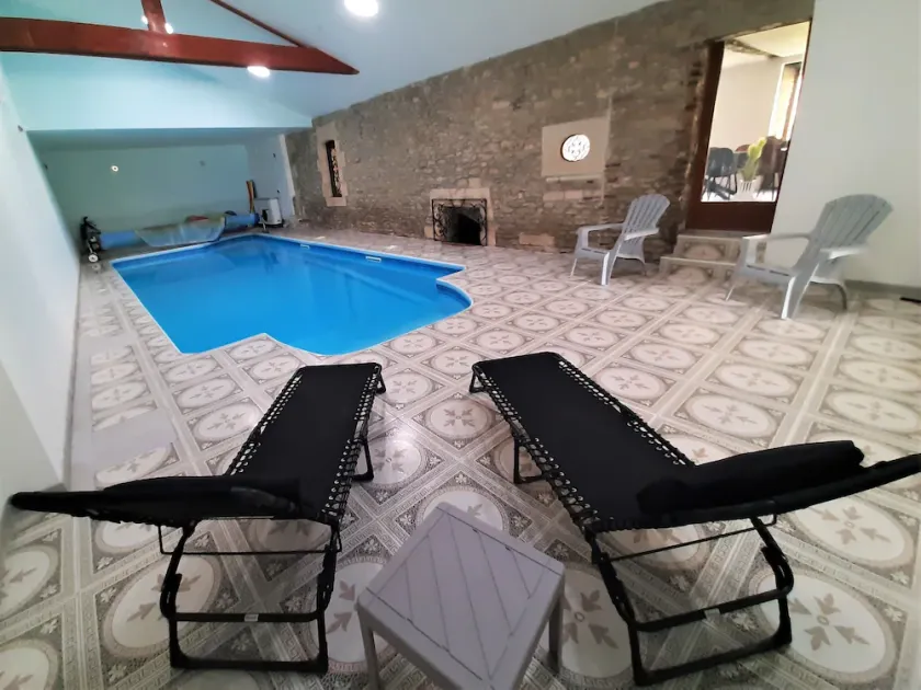 Farmhouse with heated indoor pool - Image 1