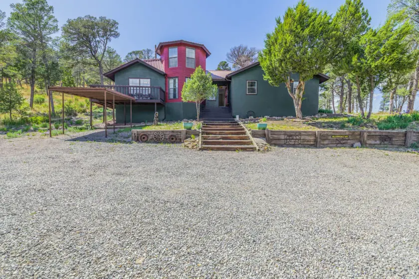 Castle House | Vues sur la montagne + Acceptant les animaux - Image 1