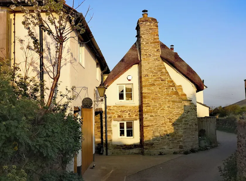 Croyde cottage with direct access to beach path, close to pubs and shops. - Image 1