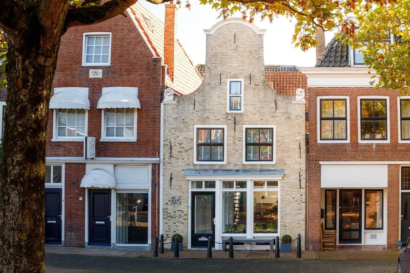 Rijksmonument in het centrum van Harlingen met uitzicht op de grachten - Image 1