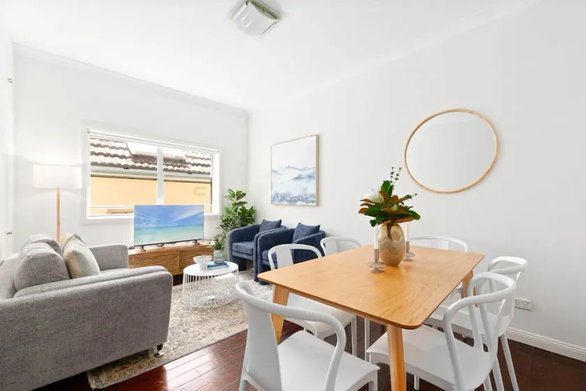 Bright 3-Bed Apartment Near Coogee Beach - Image 1