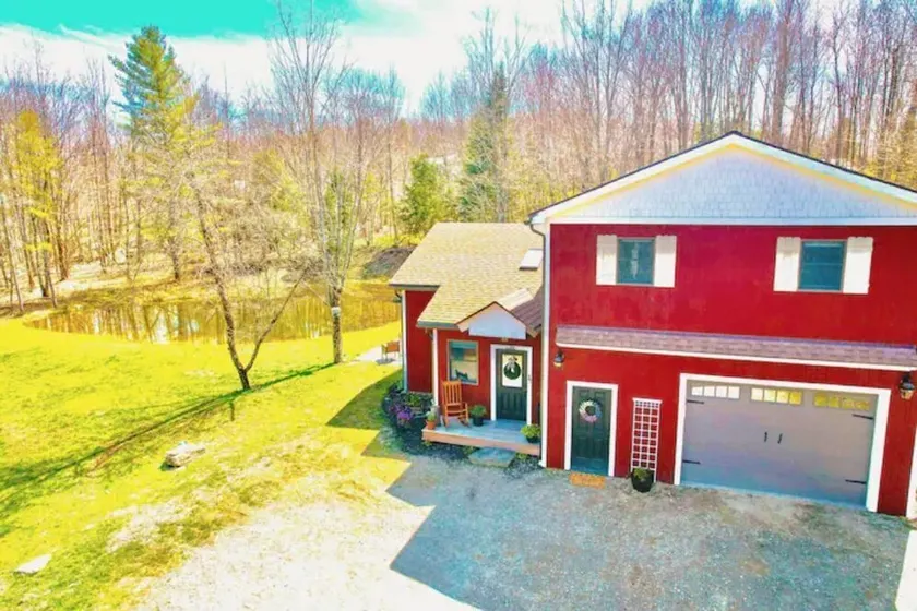 Cozy 4BR Cottage, pond, firepit, 20 min to Stowe! - Image 1