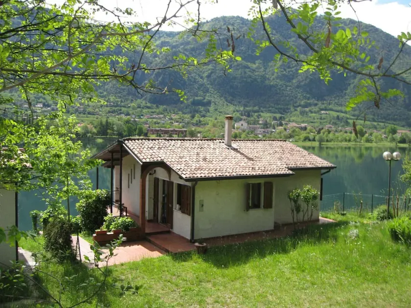 Directly on the lake - Image 1