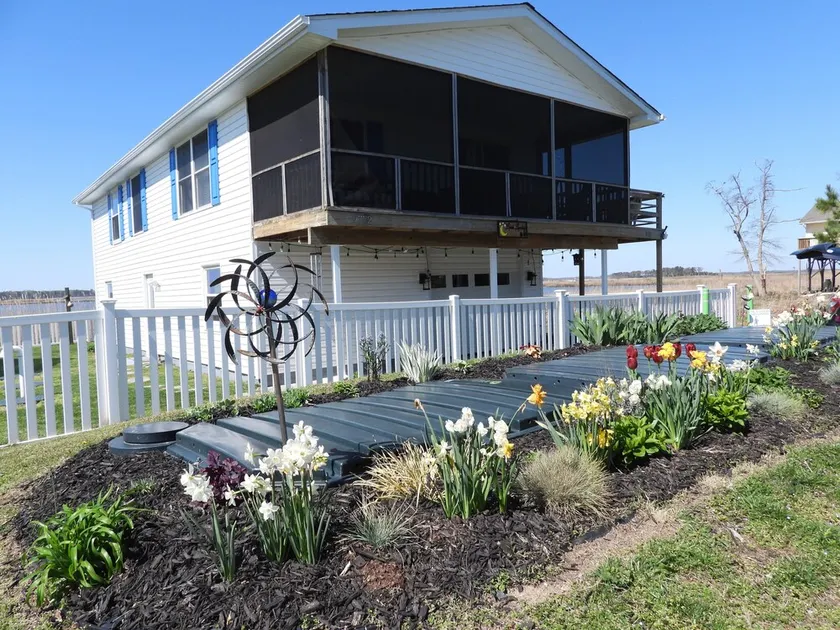 Quiet dog friendly home overlooking nature preserve, 1 block from private beach. - Image 1