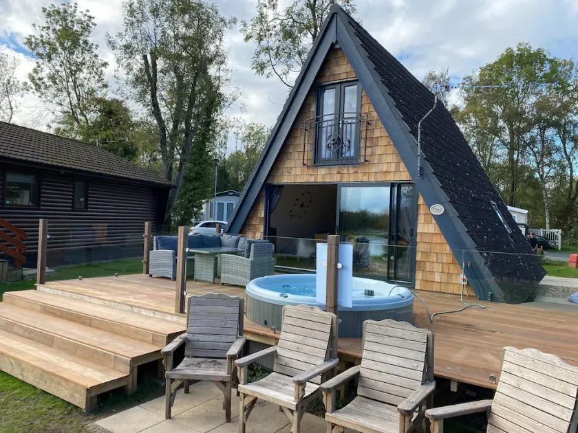Widgeon is prime location on duck lake, bbq & Large Hot Tub with private fishing @tattershall lakes - Image 1