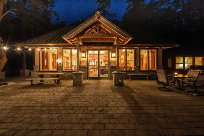 Beach house,  heated pool, hot tub, private beach, shared dock - Image 1