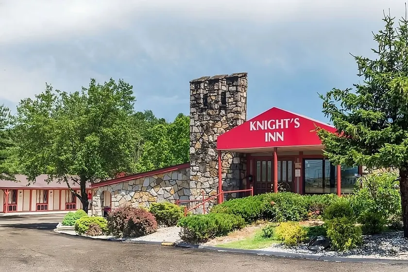 Budget-friendly Accommodation at Knights Inn Ashland! Onsite Pool, Free Parking! - Image 1