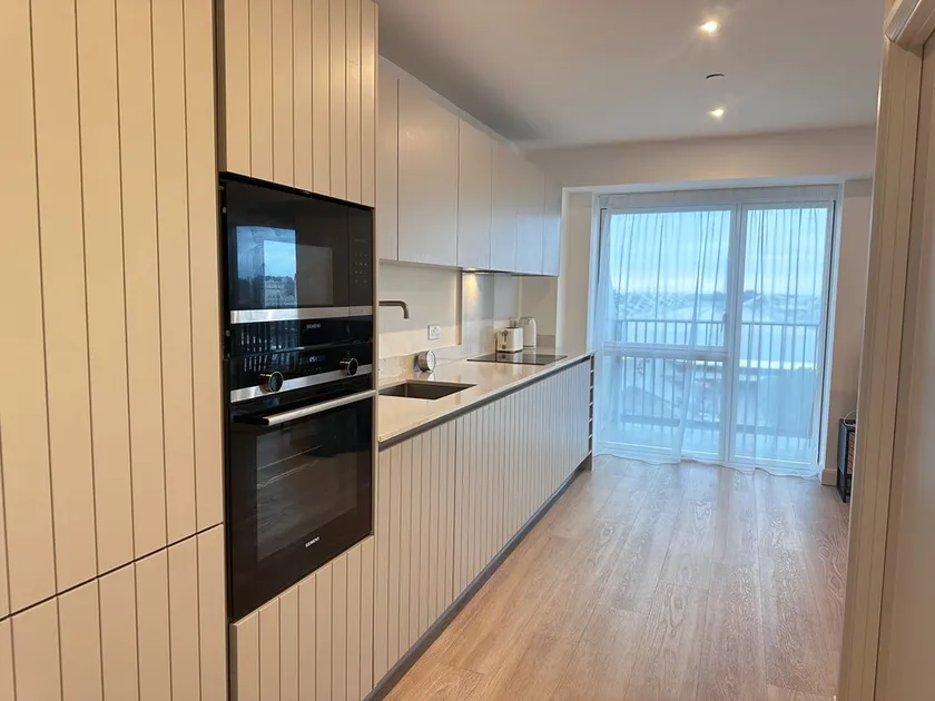 Excel London Gateway Apartments - Image 1