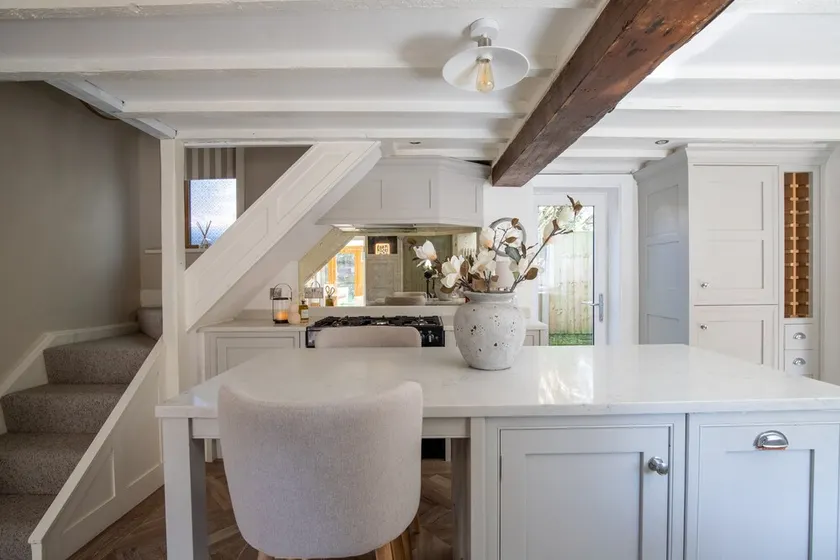Rainbow Cottage Spacious Detached Home, Hot Tub, Sleeps 7 - Image 1