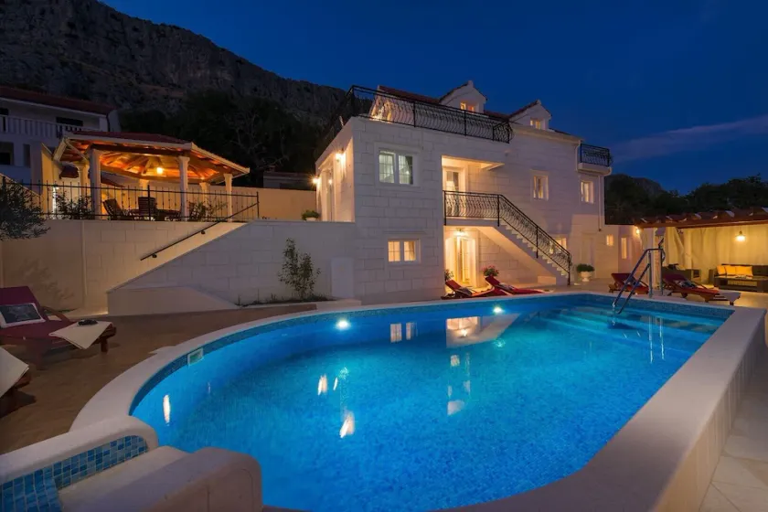 Maja mit 4 Schlafzimmern, beheiztem, privatem 32m2 Pool, Whirlpool, Fitnessraum, Sauna - Image 1
