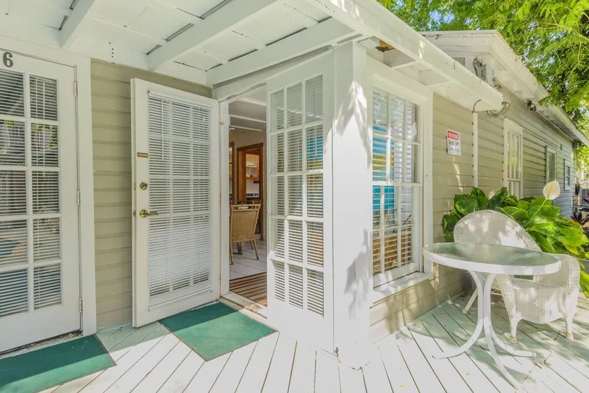 Two Bedroom Two Bath Poolside Villa Steps from Duval! - Image 1