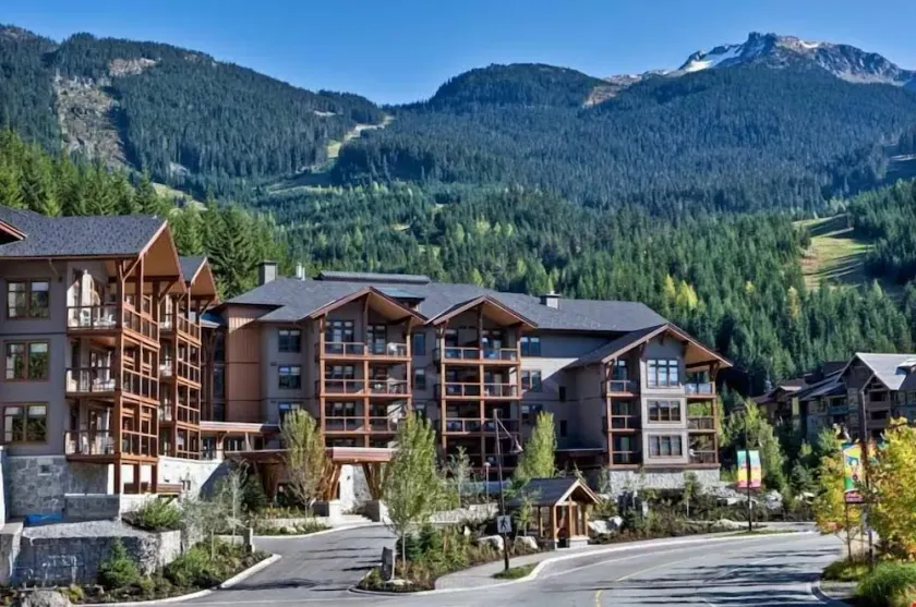 Suite élégante + piscine extérieure chauffée | 5 minutes du centre-ville de Whistler - Image 1