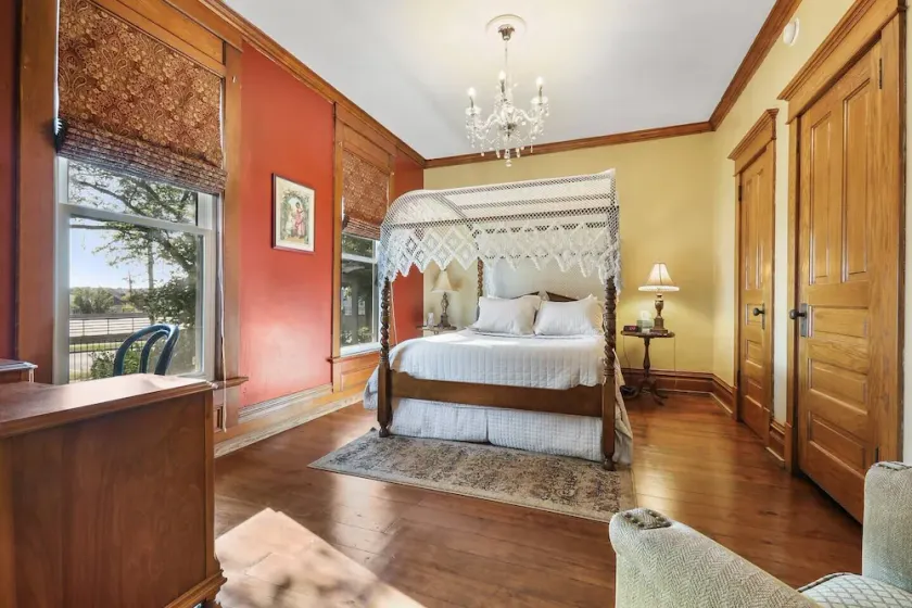 Charming Queen Suite, two person jet tub, downtown - Image 1