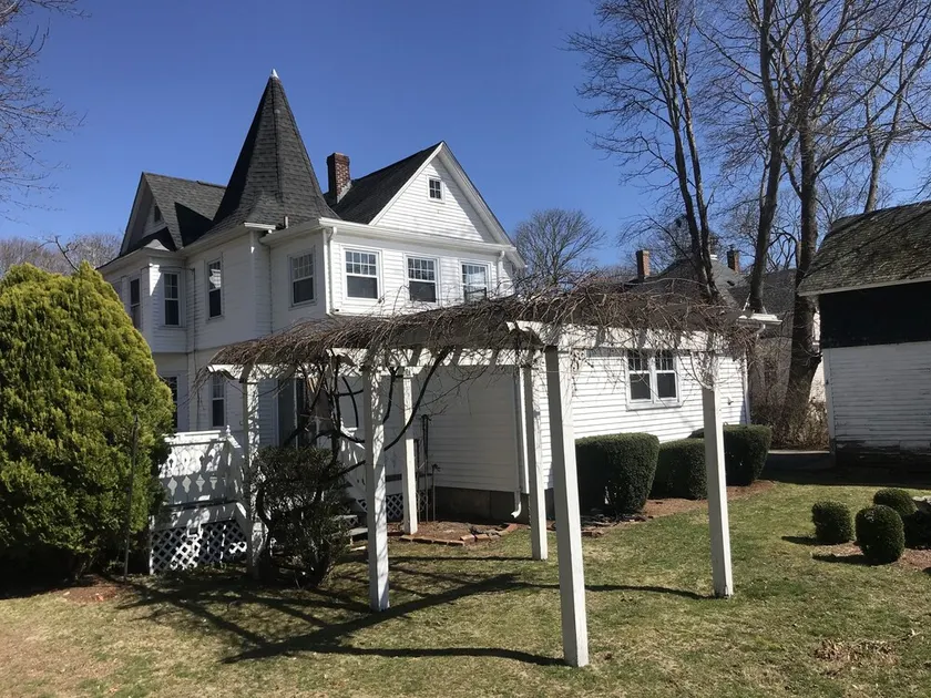 Tranquil 1875 Victorian with beautiful grounds and inground pool - Image 1
