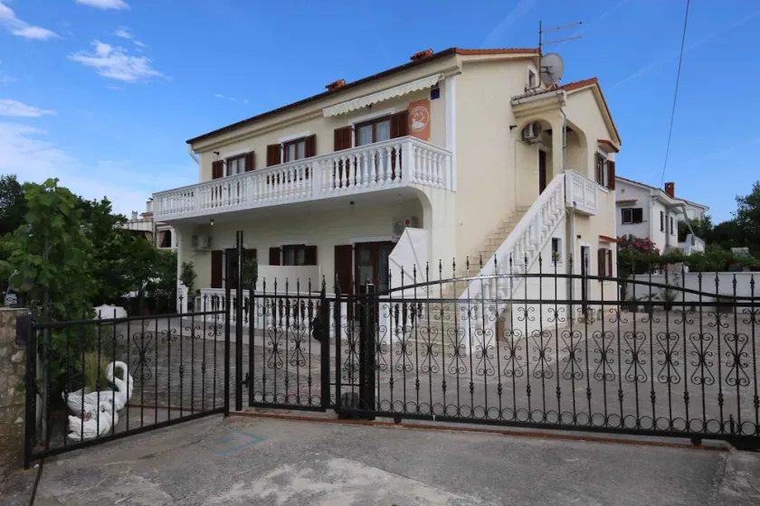 Holiday apartment with air conditioning and only 220 meters from the beach - Image 1
