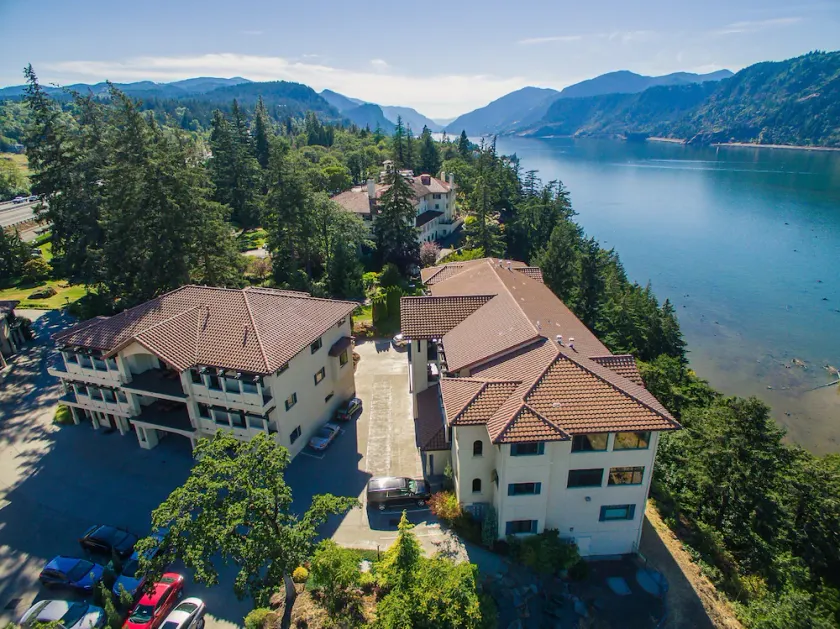 Luxurious Condominium 1 - 3 bedrooms available - Image 1