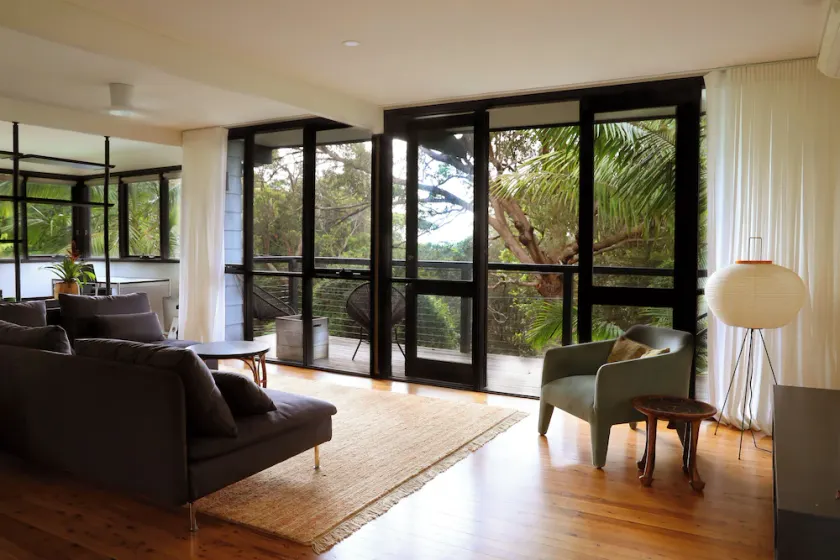 Leafy beachside retreat - Image 1