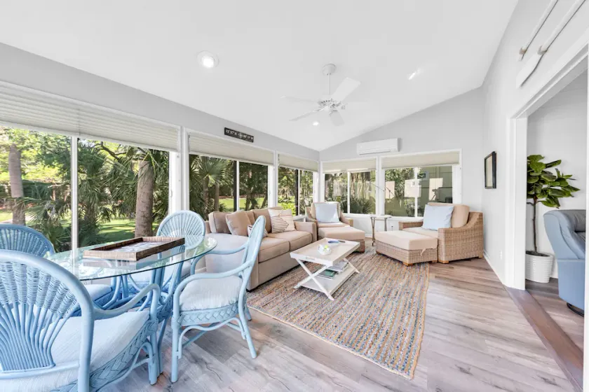 Terrific 3BR/2BA Tarpon Cottage! Great Location! Amenity access included - Image 1
