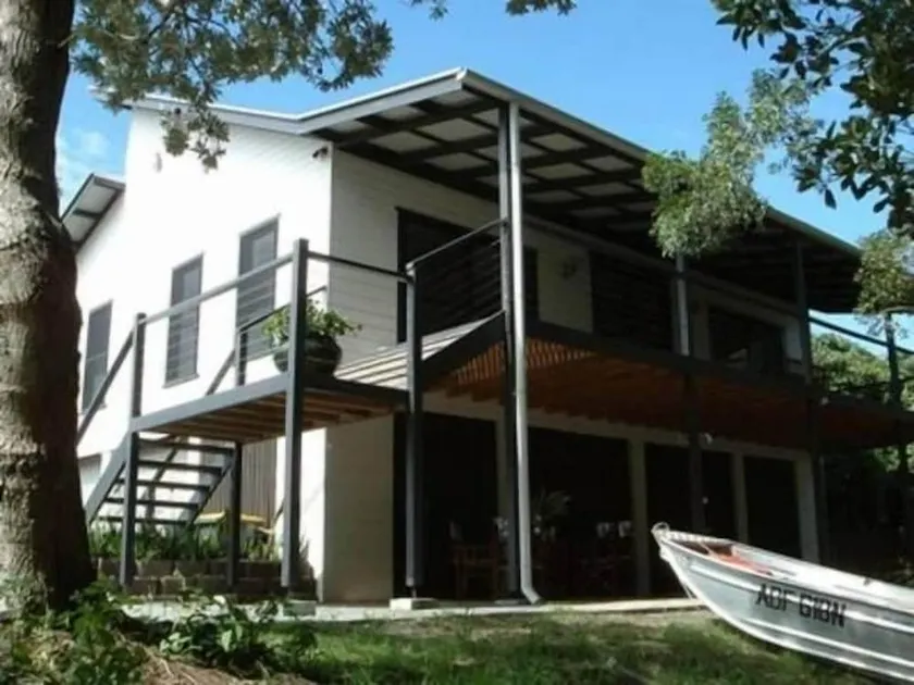RIVERPEARL - Waterfront modern private house in Iluka. \nViews\nGarages huge yard - Image 1