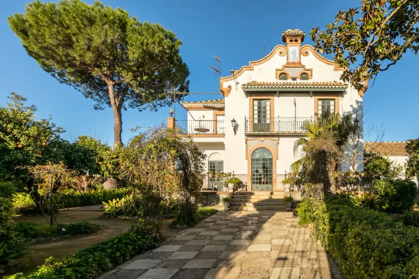 Manor house in the middle of Hacienda de Olivar - Image 1