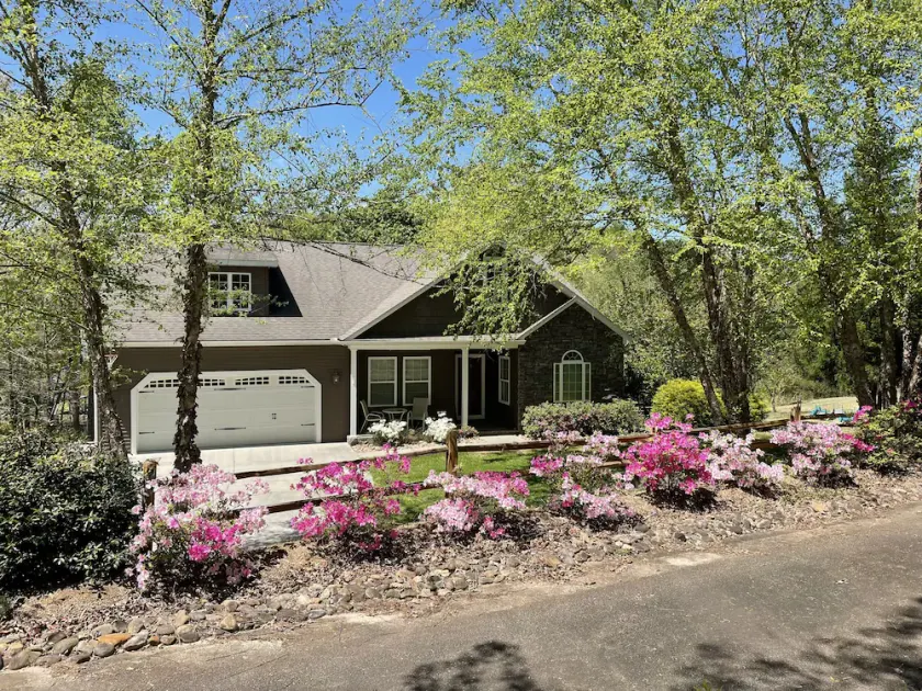 Peaceful Mountain Home: backs to a private fishing pond on two acres - Image 1