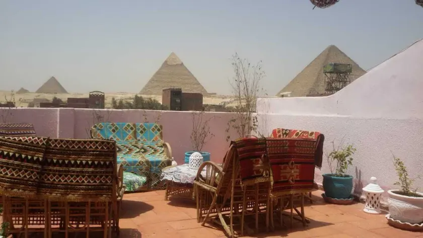 A guest house that sees the pyramids, 10 minutes on foot to the pyramid - Image 1