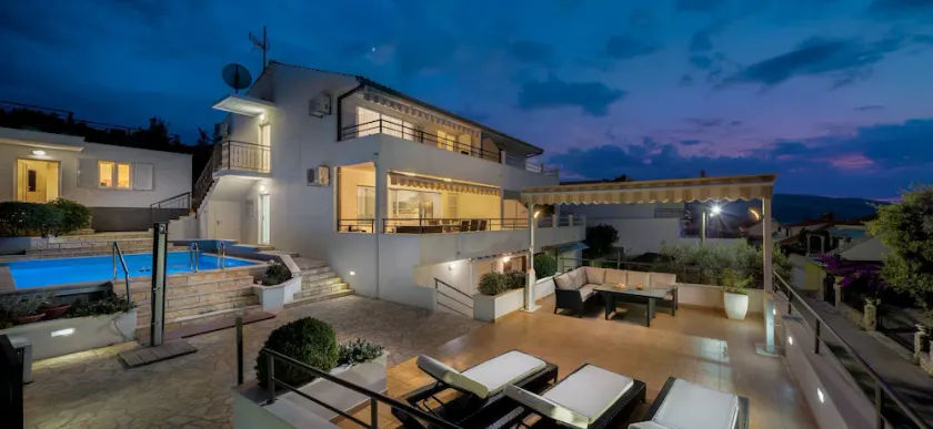 Villa with private swim pool, 40 meters from the sea - Image 1
