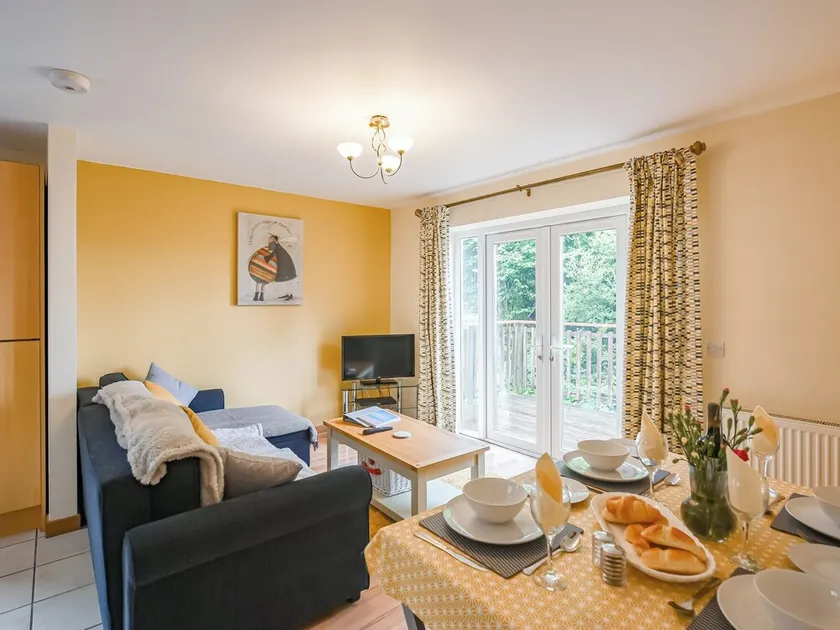 Tranquil lodge with sea views. - Image 1