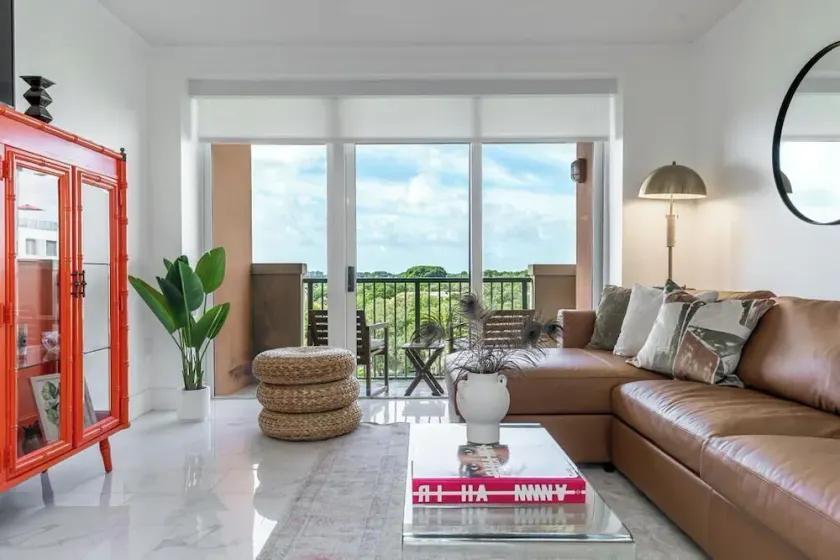 Coconut Grove Retreat, bayviews, 1 park incl, wkspace, Smart TV, Pool/hottub\" - Image 1