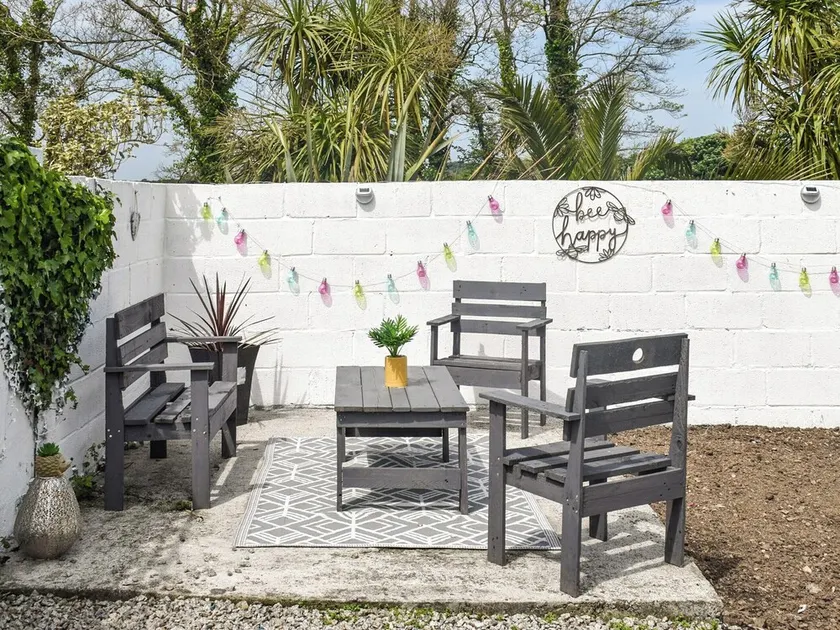 2 bedroom accommodation in Hayle - Image 1