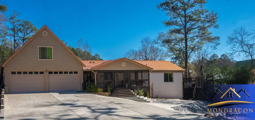LUXE LAKE HOUSE SHELBY, ALABAMA - Image 1