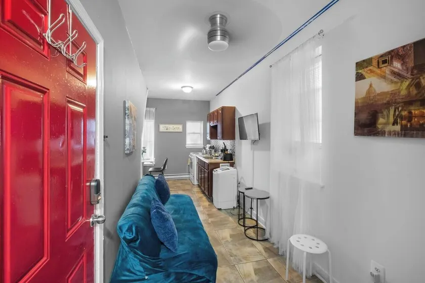 🚇 Modern 2BR Getaway | Fast Metro Link ✨ - Image 1