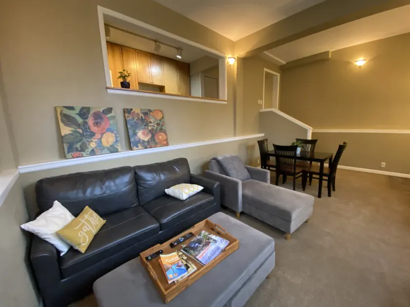 Spacious 2Bdrm walkable to UW, Shopping and More - Image 1